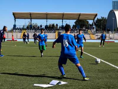 Nel frattempo i ragazzi si stanno sfidando sul campo